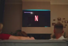televize v obýváku s netflixem