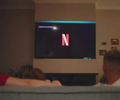 televize v obýváku s netflixem