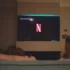 televize v obýváku s netflixem