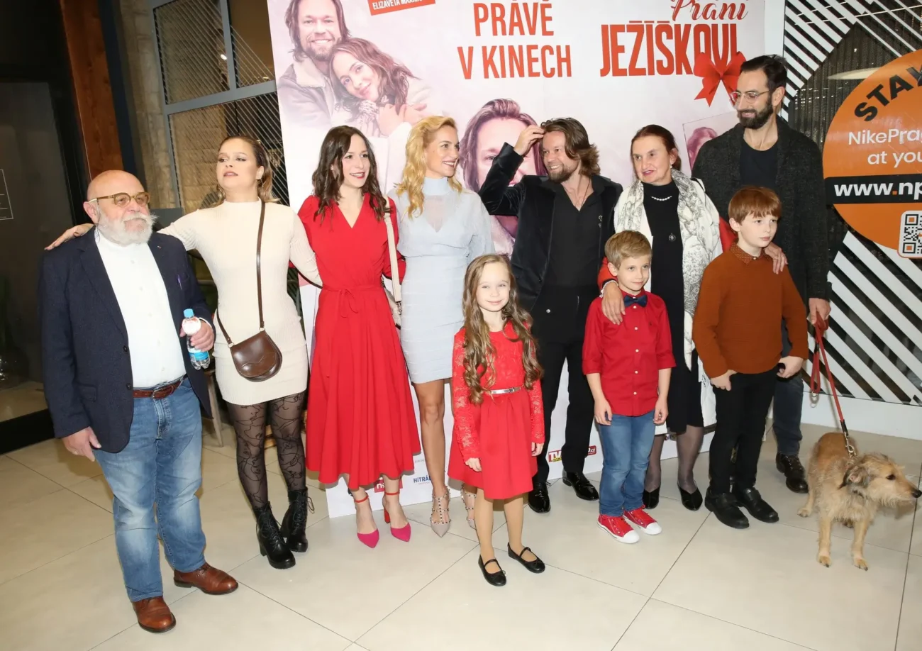 profimedia-0642593081 | TVGURU.cz Herci vedle sebe stojí na premiéře filmu Přání Ježíškovi.