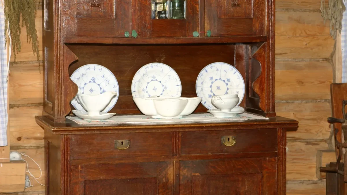 V regálu je vyskládané retro nádobí.