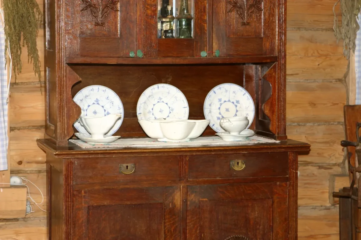 V regálu je vyskládané retro nádobí.