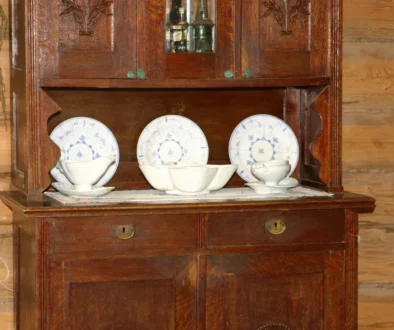 V regálu je vyskládané retro nádobí.