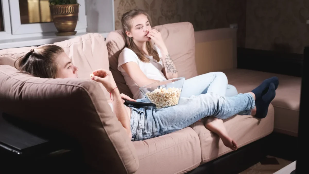 Slečny jsou znuděné na gauči.