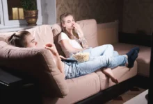 Slečny jsou znuděné na gauči.