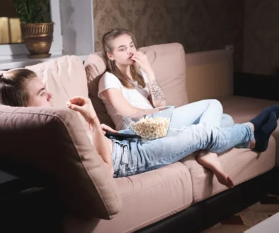 Slečny jsou znuděné na gauči.