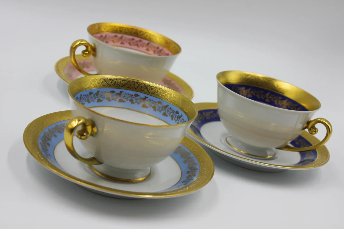 shutterstock_2326216161-2 | TVGURU.cz Na stole stojí tři hrnky.