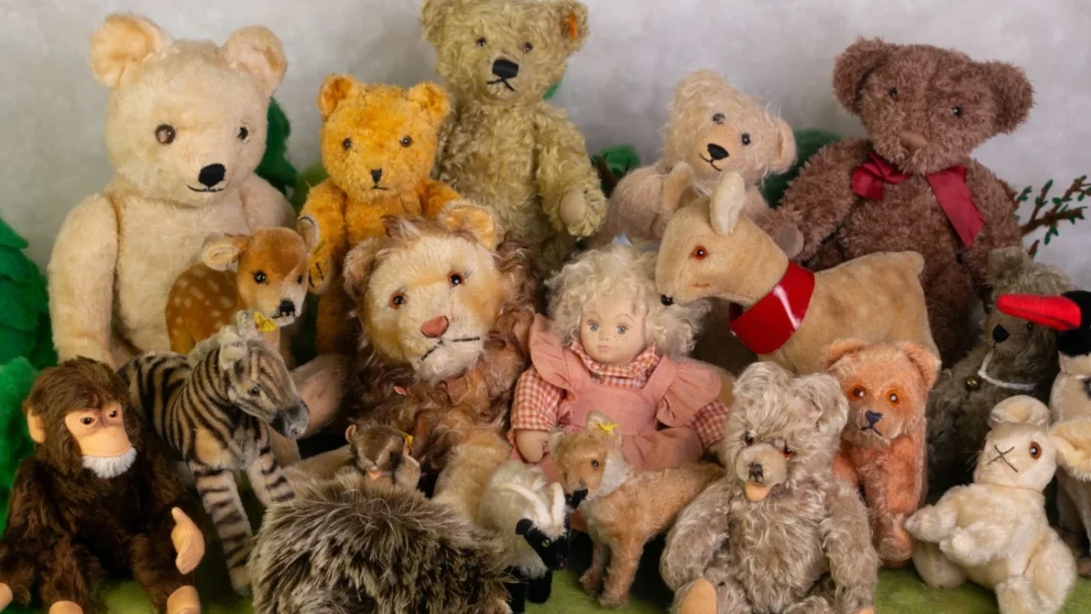 Vedle sebe je vyskládaných několik retro hraček.