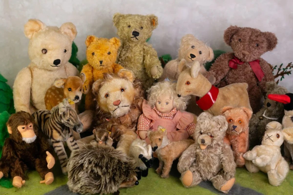 Vedle sebe je vyskládaných několik retro hraček.