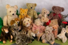 Vedle sebe je vyskládaných několik retro hraček.