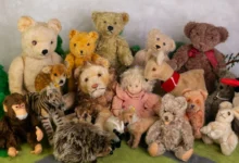 Vedle sebe je vyskládaných několik retro hraček.