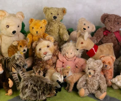 Vedle sebe je vyskládaných několik retro hraček.