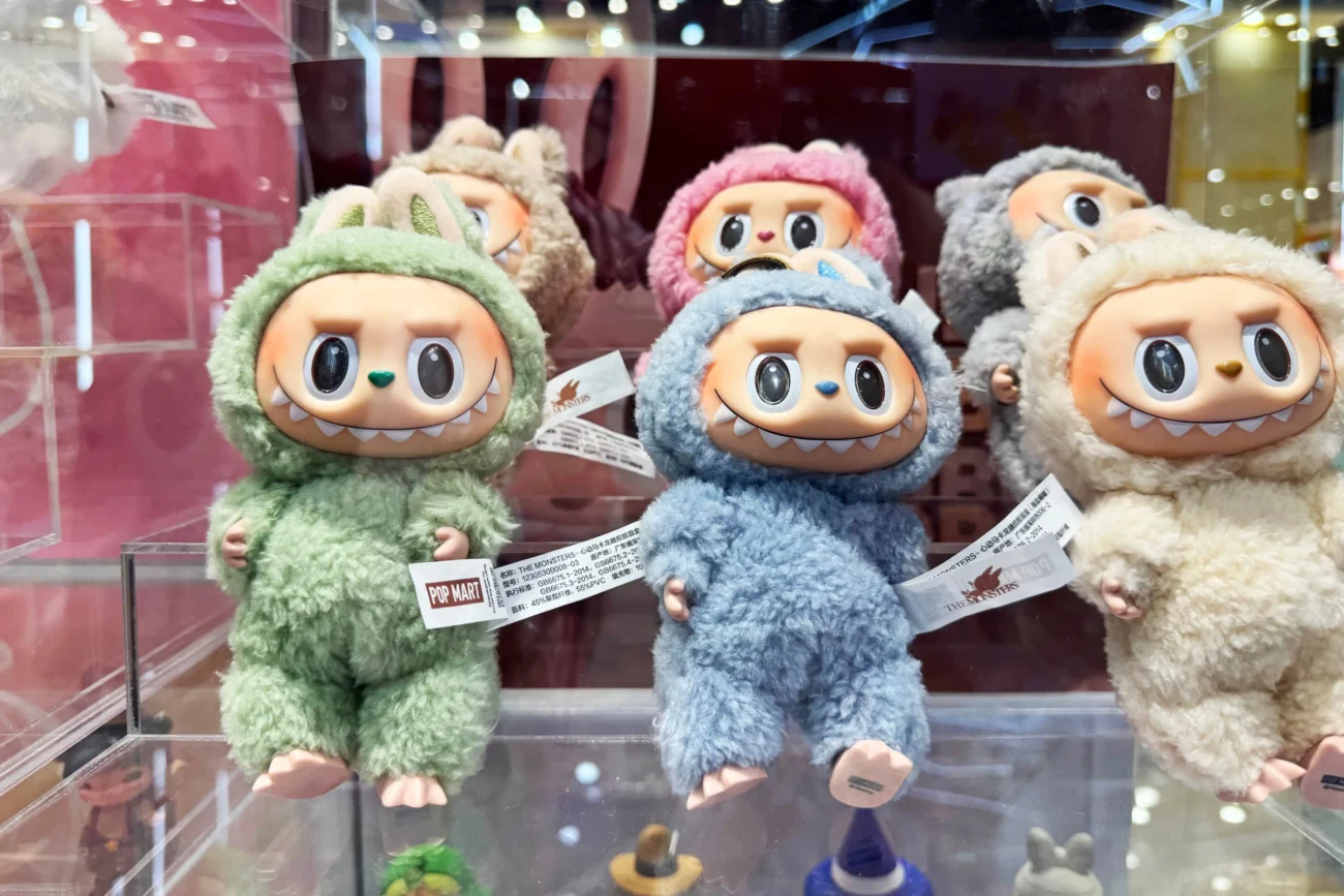 Vedle sebe je několik plyšáků Labubu. 