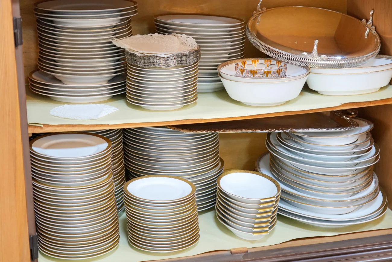 shutterstock_2642320271-2 | TVGURU.cz V regálu je vyskládané pozlacené nádobí.