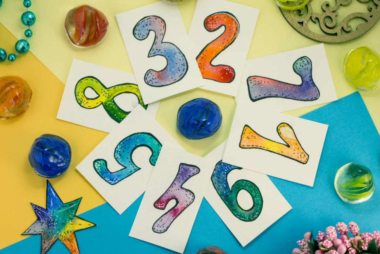 Čísla jsou položená dokola na stole. 