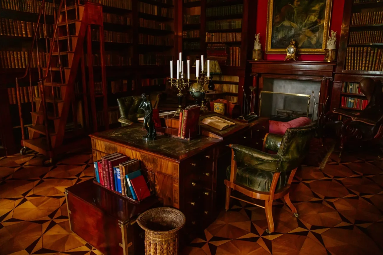 shutterstock_2143158907-min | TVGURU.cz stůl a židle v knihovně