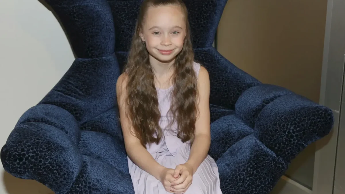 Valentýna Bečková sedí v křesle.