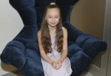 Valentýna Bečková sedí v křesle.