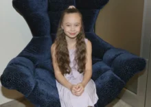 Valentýna Bečková sedí v křesle.