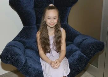 Valentýna Bečková sedí v křesle.