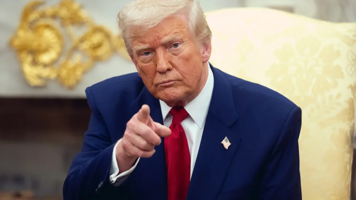 Trump ukazuje prstem před sebe.