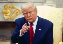 Trump ukazuje prstem před sebe.