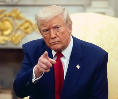 Trump ukazuje prstem před sebe.