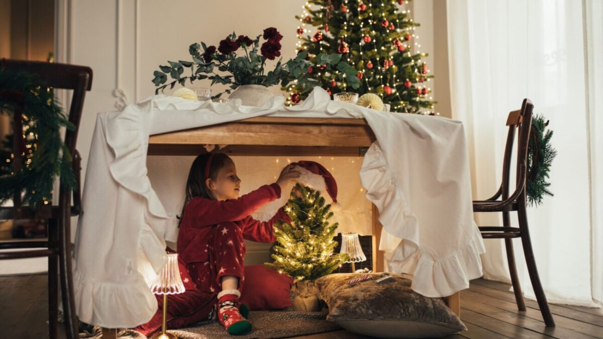 dítě ve vánočním domácím bunkru