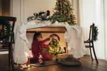 dítě ve vánočním domácím bunkru