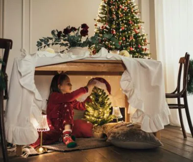 dítě ve vánočním domácím bunkru