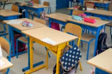 prázdné školní lavice