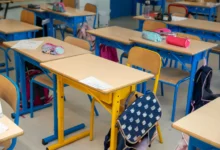 prázdné školní lavice