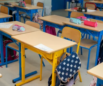 prázdné školní lavice
