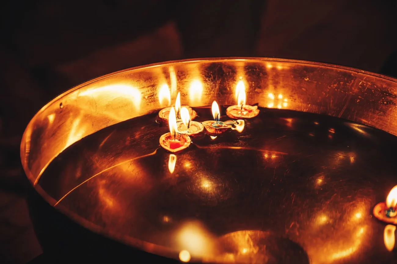 svíčky2 | TVGURU.cz hořící svíčky ve skořápkách od ořechu na hladině vody