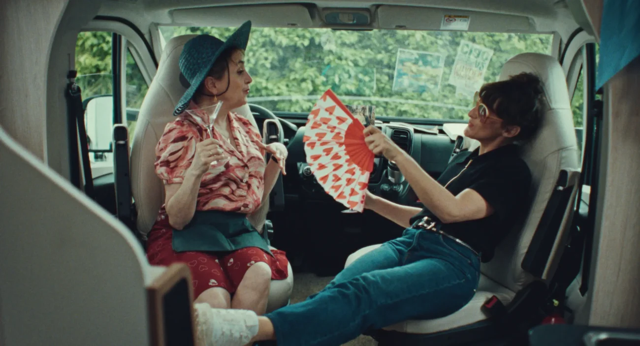 PARTIR_UN_JOUR_4K_16BITS_REC709_02050607-2 | TVGURU.cz Ženy spolu sedí v autě.