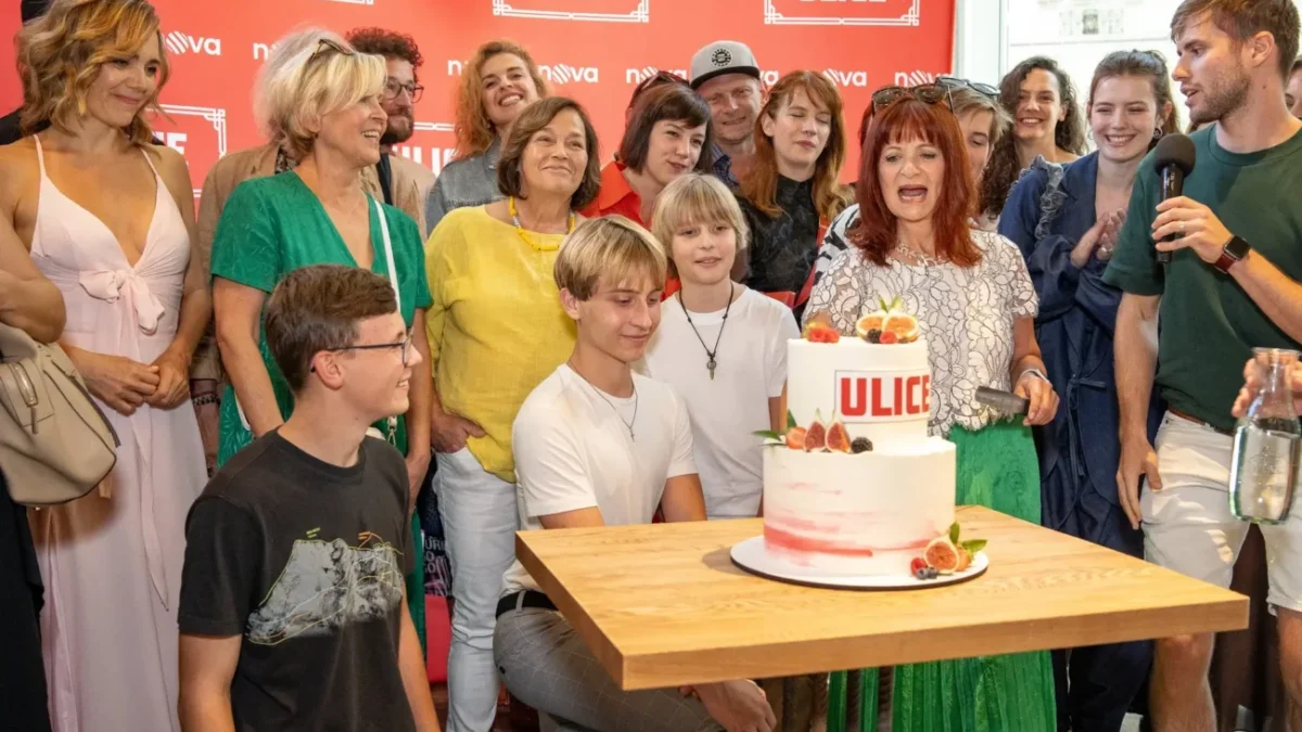 Herci z Ulice stojí kolem dortu.