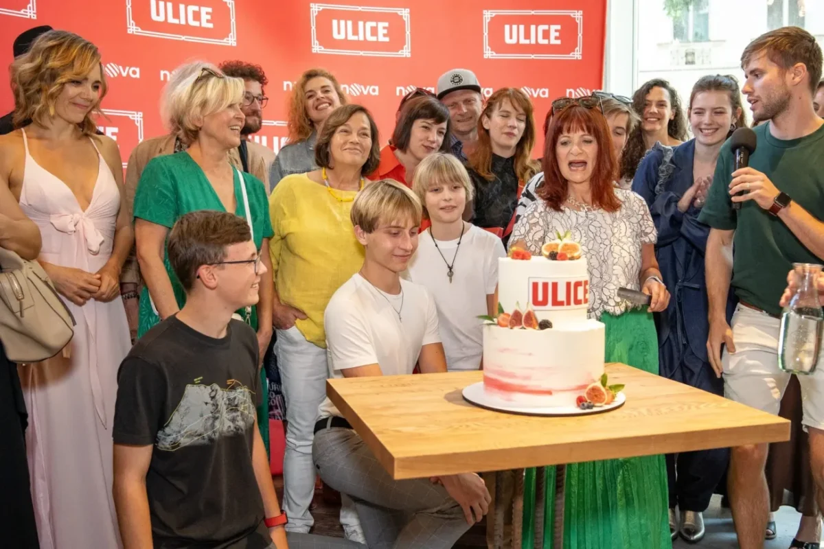 Herci z Ulice stojí kolem dortu.