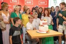 Herci z Ulice stojí kolem dortu.