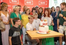 Herci z Ulice stojí kolem dortu.