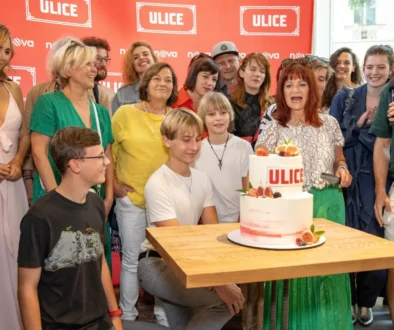 Herci z Ulice stojí kolem dortu.