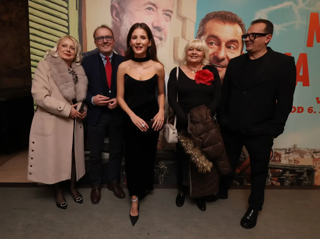 Herci z filmu Moře na dvoře stojí vedle sebe.