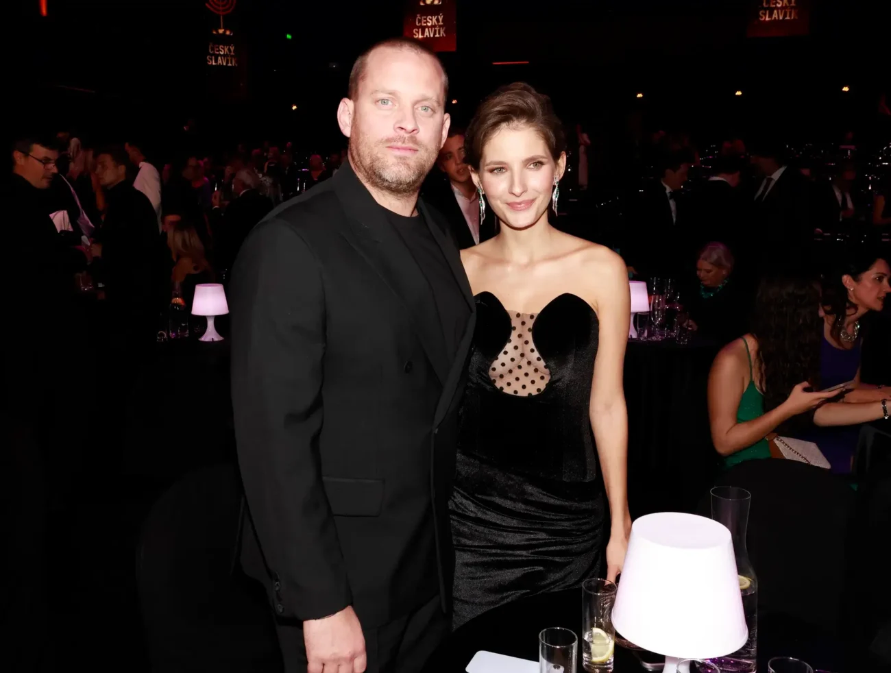 Sara Sandeva stojí vedle Jakuba Prachaře.