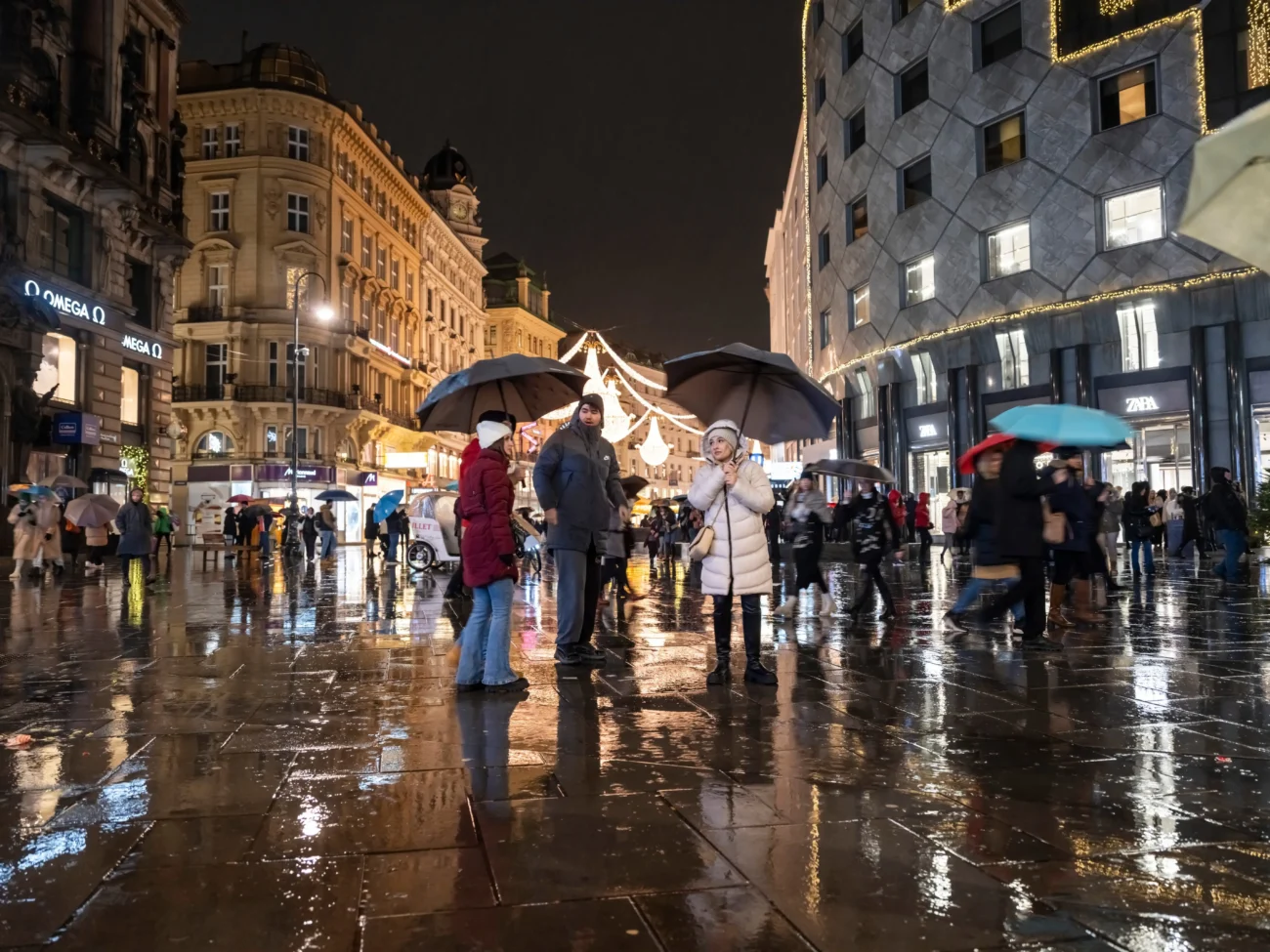 shutterstock_2405046517 1 1 | TVGURU.cz Centrum města v prosinci s deštěm.