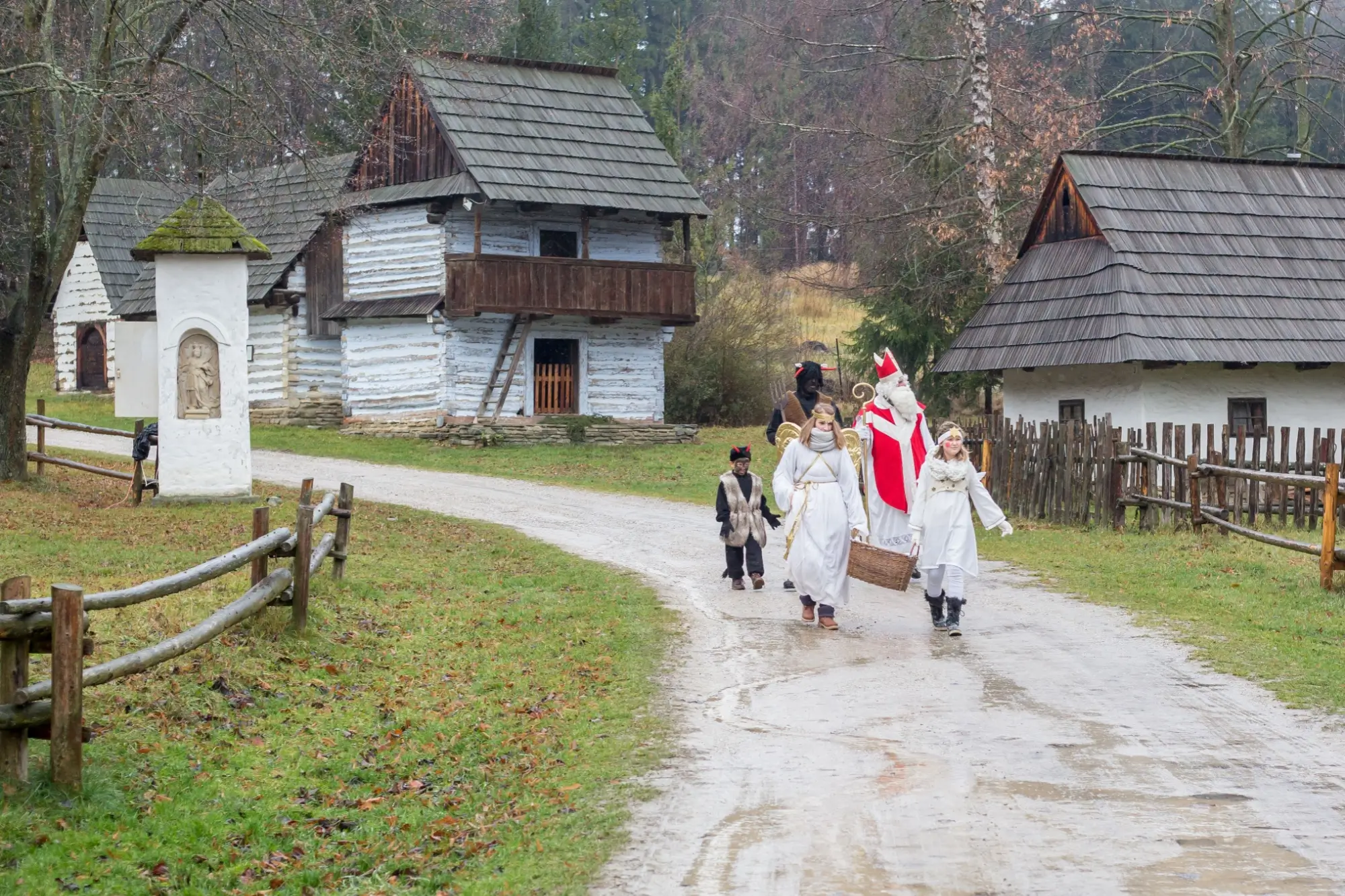 Mikuláš se svou družinou vyrazil obdarovat hodné děti