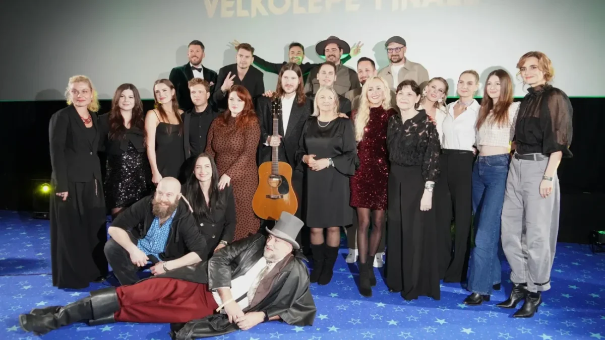 Lidé ze Zrádců stojí vedle sebe.