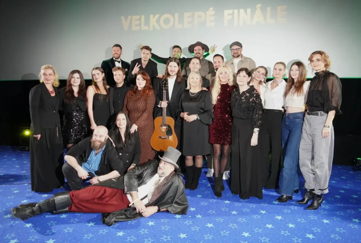 Lidé ze Zrádců stojí vedle sebe.