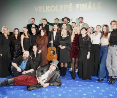 Lidé ze Zrádců stojí vedle sebe.