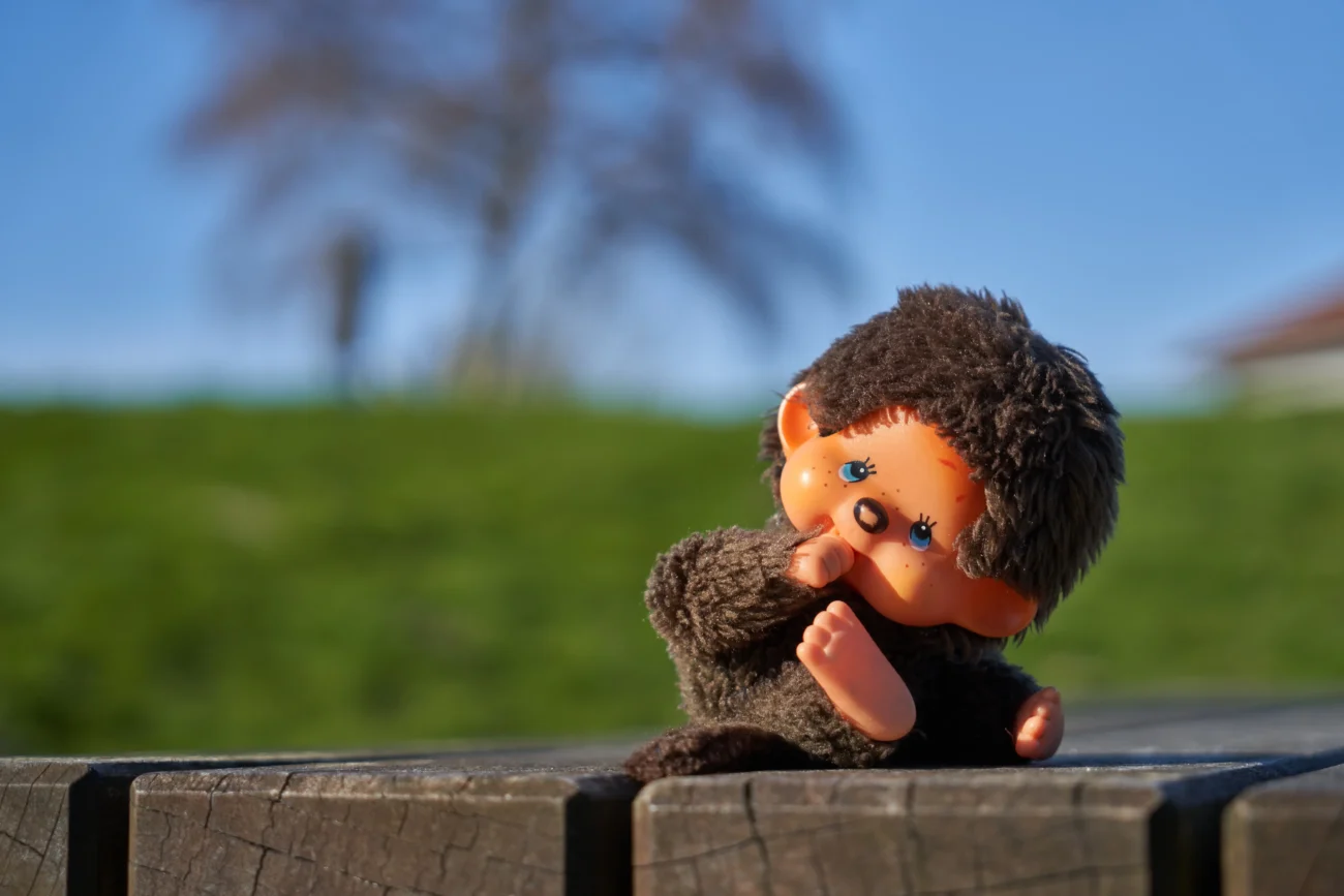 Mončičák se válí na stole. 