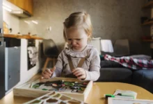 Holčička se tváří naštvaně u hračky.