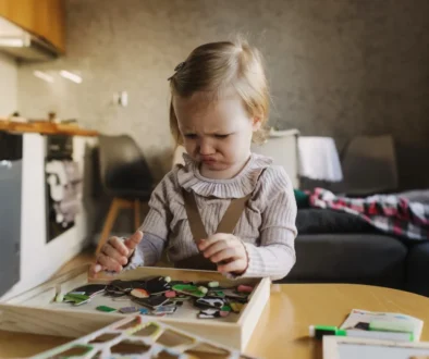 Holčička se tváří naštvaně u hračky.